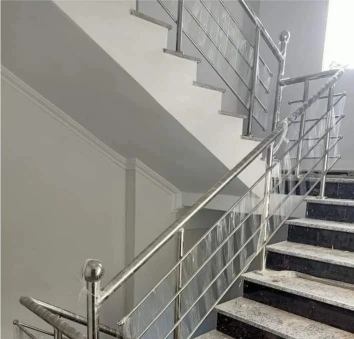 درابزين استيل بخطوط أفقية من أعمال شركة أطلس في جدة والطائف